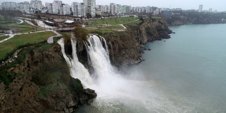Çamur gibi akan Düden Şelalesi'nde kirlilik azaldı