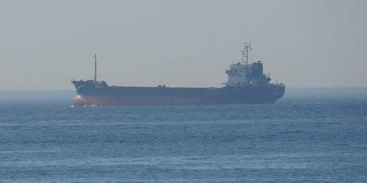 Çanakkale Boğazı'nda dümen arızası yapan gemi kurtarıldı