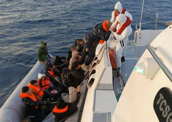 Çanakkale'de lastik botta sürüklenen 24 kaçak göçmen kurtarıldı