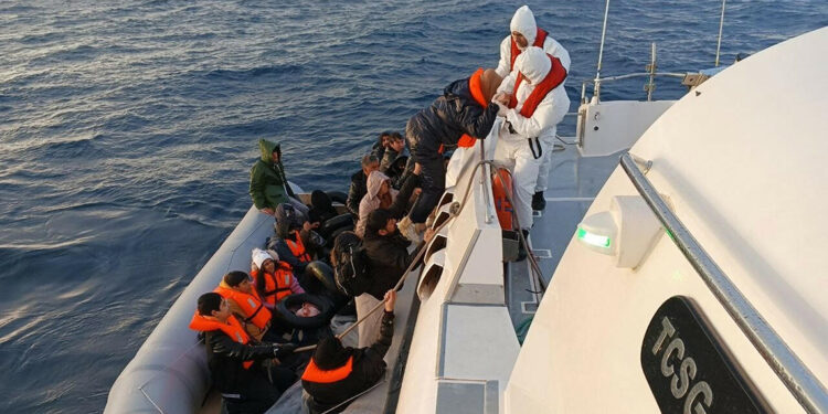 Çanakkale'de lastik botta sürüklenen 24 kaçak göçmen kurtarıldı
