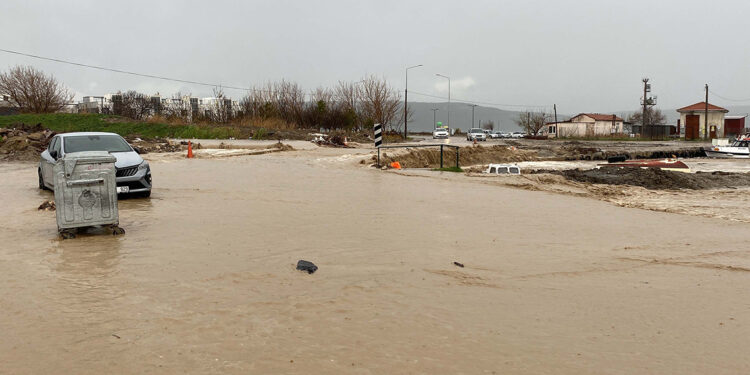 Çanakkale'de sağanak; Kepez Çayı taştı