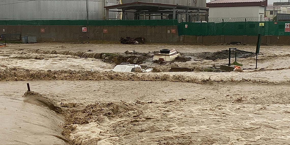 Çanakkale'de sağanak; Kepez Çayı taştı