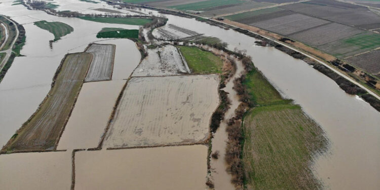 Çanakkale'de su altında kalan tarlalar görüntülendi