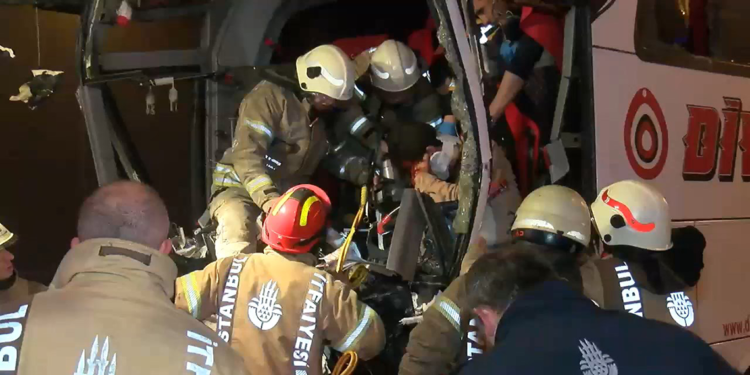 Çekmeköy'de yolcu otobüsü TIR'a çarptı: 19 yaralı