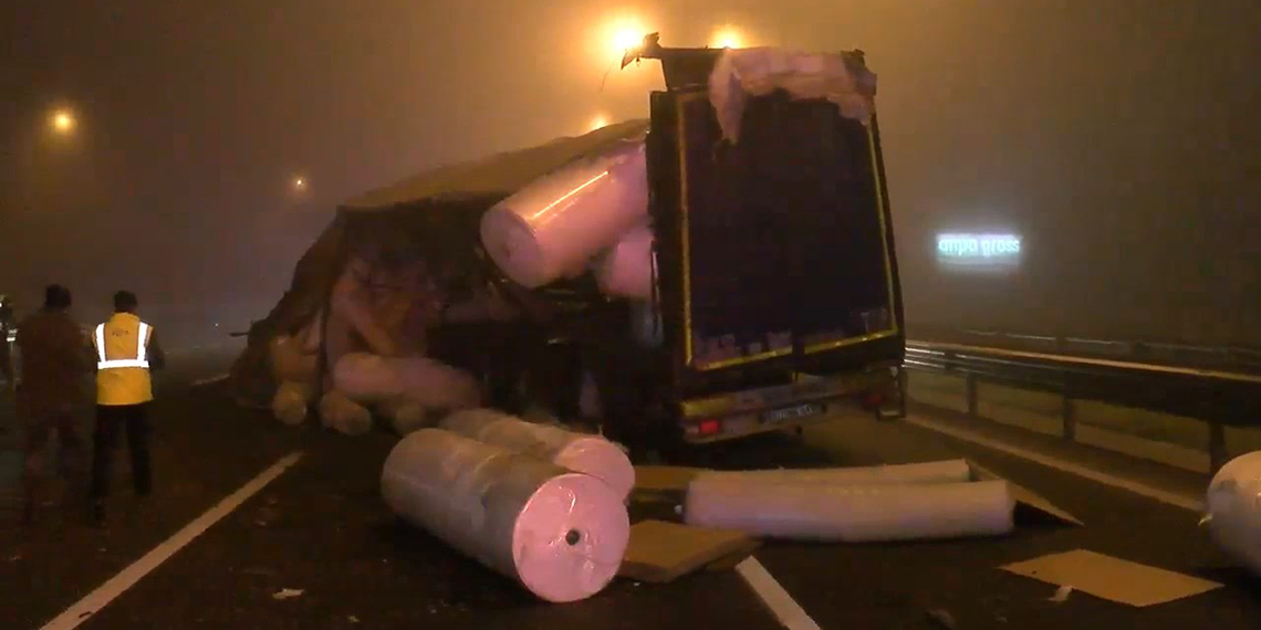 Çekmeköy'de yolcu otobüsü TIR'a çarptı: 19 yaralı