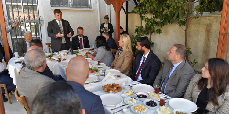 Cemil Tugay: Hep beraber İzmir'in pastasını büyütelim