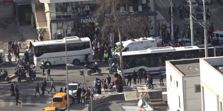 Çevik kuvvet midibüsünün çarptığı çocuk öldü