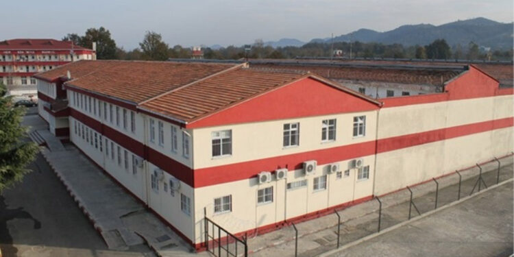 Cezaevinde mahkum yatağını ateşe verdi; 27 kişi dumandan etkilendi