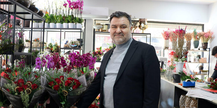 Çiçekçilerde 14 Şubat Sevgililer Günü mesaisi başladı