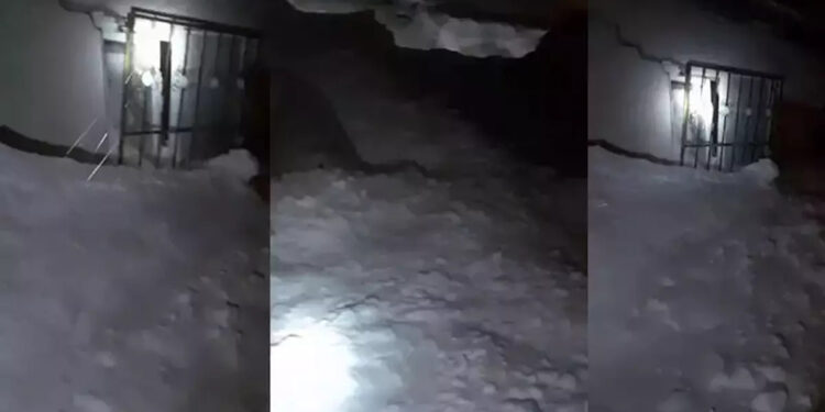 Çığ düşen evdeki anne ve 2 çocuğu son anda kurtuldu