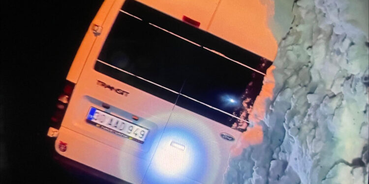 Çığın sürüklediği minibüste yaralanan 12 kişi taburcu oldu