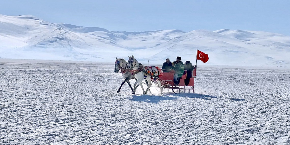 Çıldır Gölü'nde 'atlı kızak'