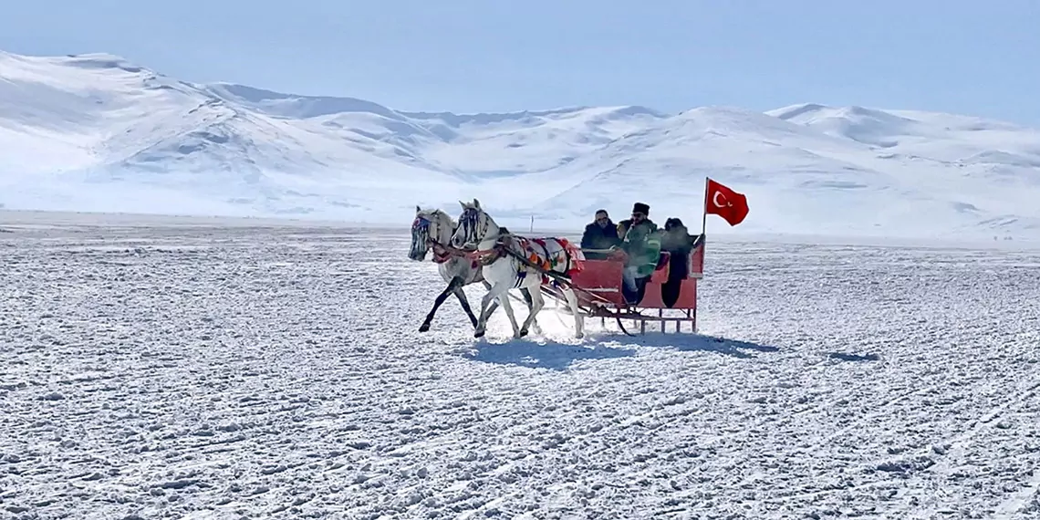 Çıldır gölü'nde 'atlı kızak'