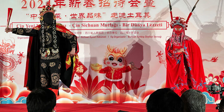 Çinliler 'Ejderha Yılı'na İstanbul'da merhaba dedi