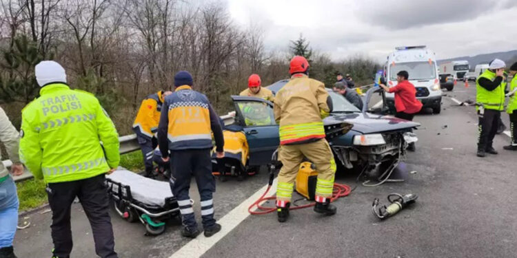Cip otoyolda otomobile arkadan çarptı: 3 ölü, 2 yaralı