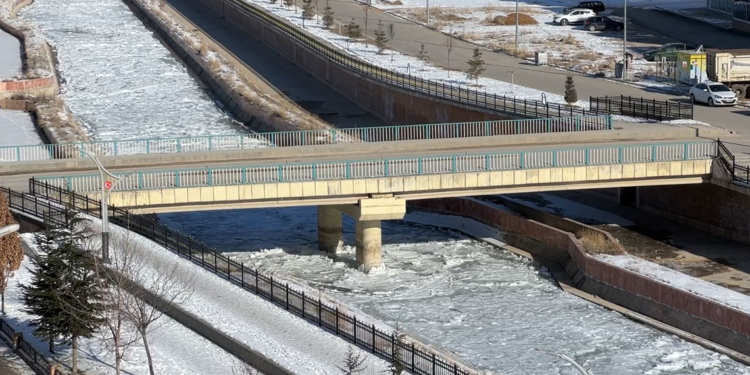 Çoruh Nehri buz tuttu; havaya atılan sıcak su kristalleşti