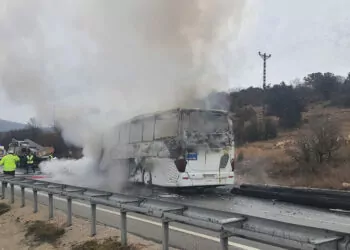 Çorum'da yolcu otobüsü kamyona çarptı: 2 ölü, 6 yaralı