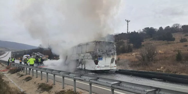 Çorum'da yolcu otobüsü kamyona çarptı: 2 ölü, 6 yaralı