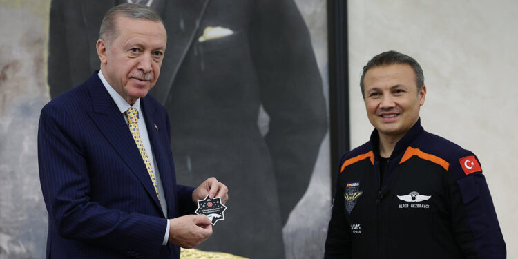 Cumhurbaşkanı Erdoğan Alper Gezeravcı ile görüştü