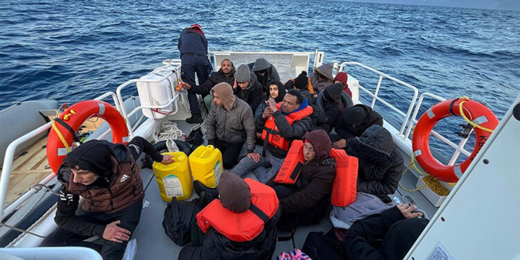 Lastik bottaki 2'si çocuk 25 kaçak göçmen kurtarıldı