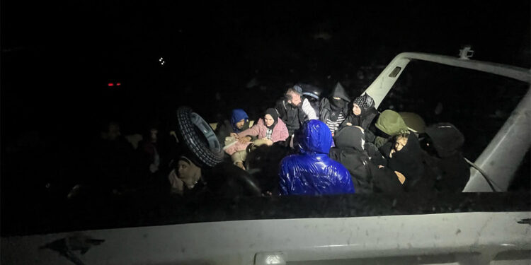 Sahil Güvenlik, 20 düzensiz göçmeni kurtardı