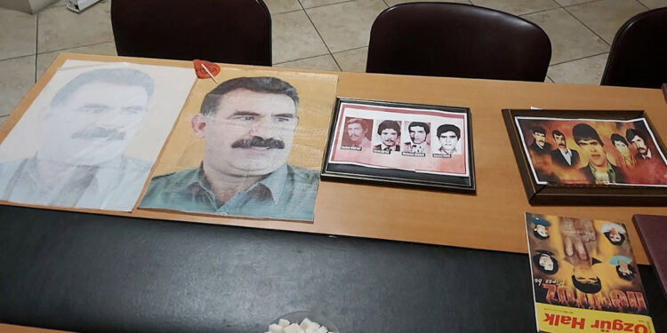 DEM Parti Esenyurt İlçe binasına operasyon: 2 gözaltı