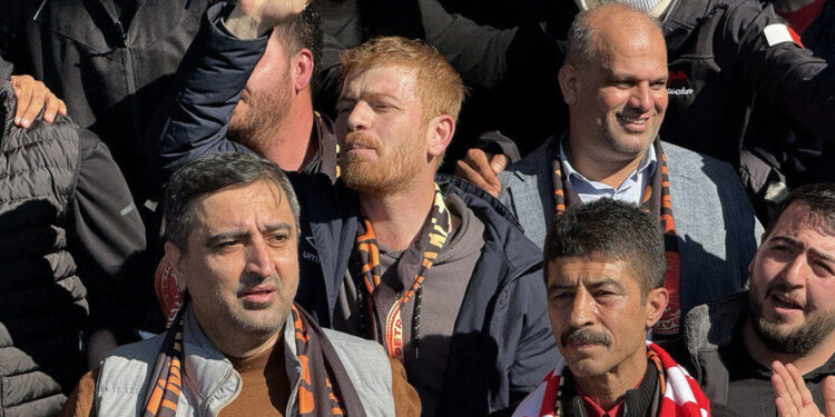 DEM Parti’den, HÜDA PAR adayıyla yan yana fotoğrafa inceleme