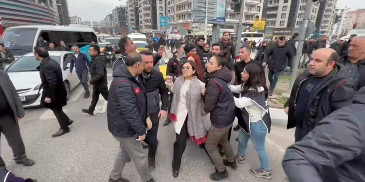 DEM Parti'nin Özgürlük yürüyüşüne polis müdahalesi