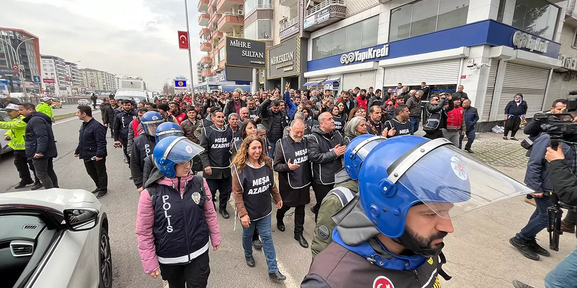 Dem parti'nin özgürlük yürüyüşüne polis müdahalesi