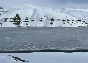 Dilimli barajı'nın yüzeyi buz tuttu