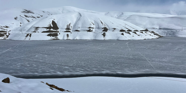 Dilimli Barajı'nın yüzeyi buz tuttu