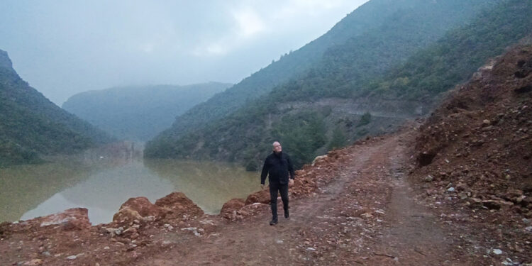 Deprem sonrası oluşan doğal gölde inceleme