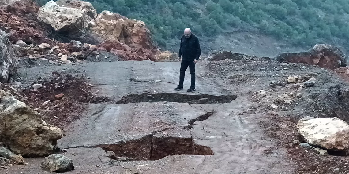 Deprem sonrası oluşan doğal gölde inceleme