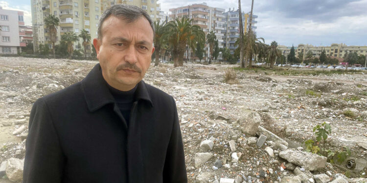 Depremde eşi ve 4 çocuğunu kaybetti; geriye bu fotoğraf kaldı