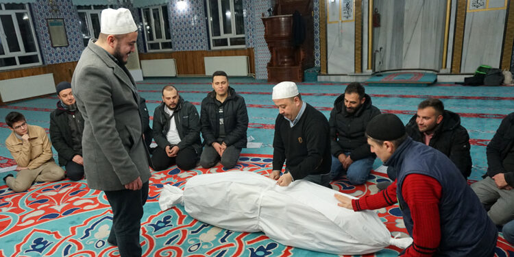 Depremde gönüllü gassallık yapmıştı; kursunu açtı