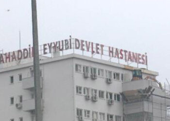 Depremde hasar gören hastane yangın merdiveni yıkılıyor