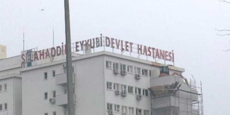 Depremde hasar gören hastane yangın merdiveni yıkılıyor