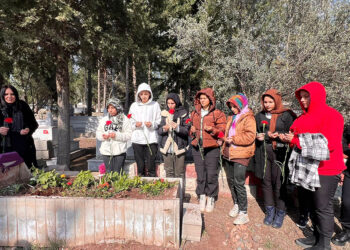 Depremde ölen Ayşe öğretmen, kabri başında anıldı