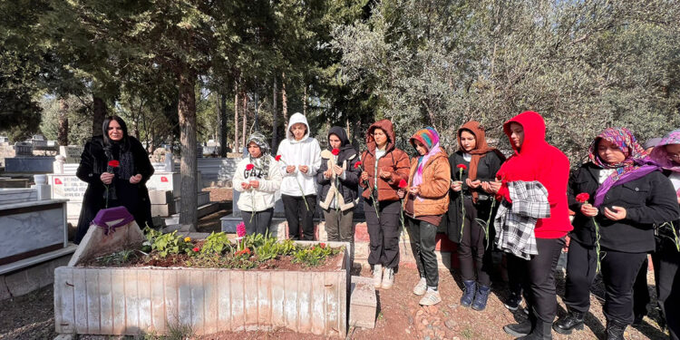 Depremde ölen Ayşe öğretmen, kabri başında anıldı