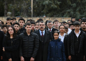 Depremde ölenler için okullarda saygı duruşu