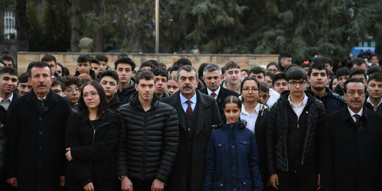 Depremde ölenler için okullarda saygı duruşu
