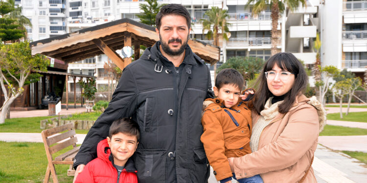 Depremde yaşam üçgeni kurup yara almadan kurtuldu