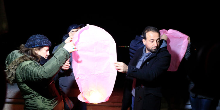 Depremin yıl dönümünde gökyüzüne dilek feneri bıraktılar