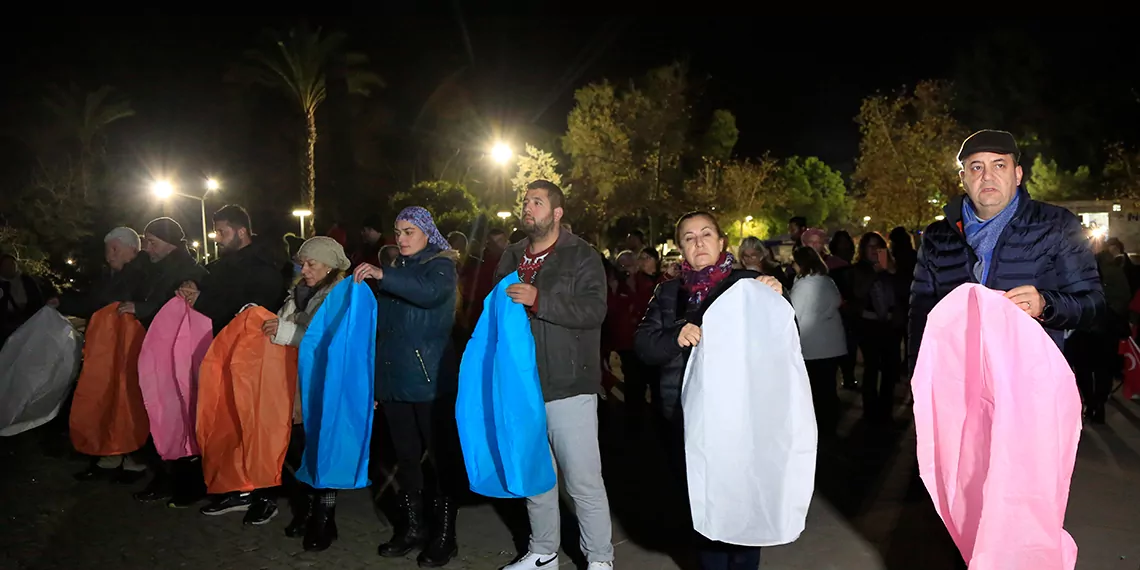 Depremin yıl dönümünde gökyüzüne dilek feneri bıraktılar