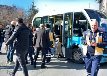 Diyarbakır'da 2 minibüs kafa kafaya çarpıştı: 8 yaralı