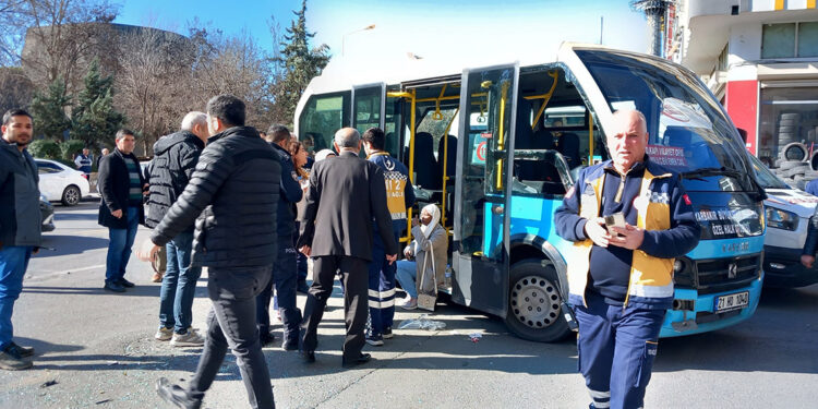 Diyarbakır'da 2 minibüs kafa kafaya çarpıştı: 8 yaralı