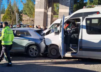 Diyarbakırda 6 aracın karıştığı zincirleme kaza: 18 yaralı