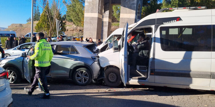 Diyarbakırda 6 aracın karıştığı zincirleme kaza: 18 yaralı