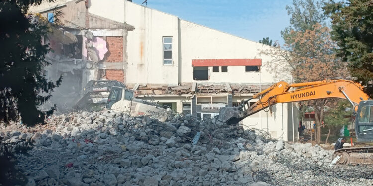 Diyarbakır'da eski hastane binası yıkılıyor
