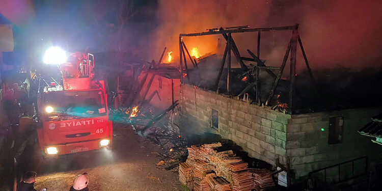 Düzce'de ahır ve samanlık yangını; 4 büyükbaş öldü